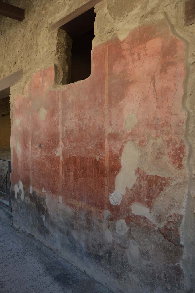 I.12.5 Pompeii. October 2017. 
Looking east along painted wall between I.12.5 and I.12.4.
Foto Taylor Lauritsen, ERC Grant 681269 DÉCOR.


