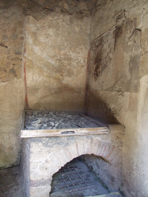 I.12.8 Pompeii.  March 2009.   Room. 7.  Looking north from large doorway to south portico of peristyle garden.