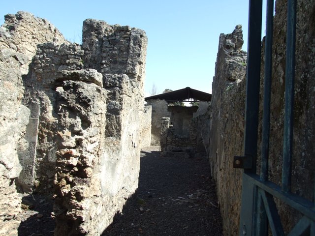 I.12.15 Pompeii.  March 2009.  Entrance fauces.   Looking east towards Atrium Room 1.