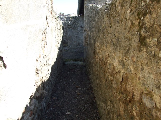 I.12.15 Pompeii.  March 2009.  Room 5. Cistern opening with terracotta Dolium being used as a puteal.