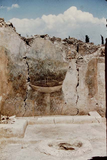 I.12.16 Pompeii.  March 2009.  Room 1. Atrium.  South wall. Top of niche decorated with red and yellow flowers.  