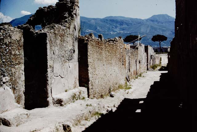 I.12.16 Pompeii.  December 2007.  Wall and bench to north of entrance.