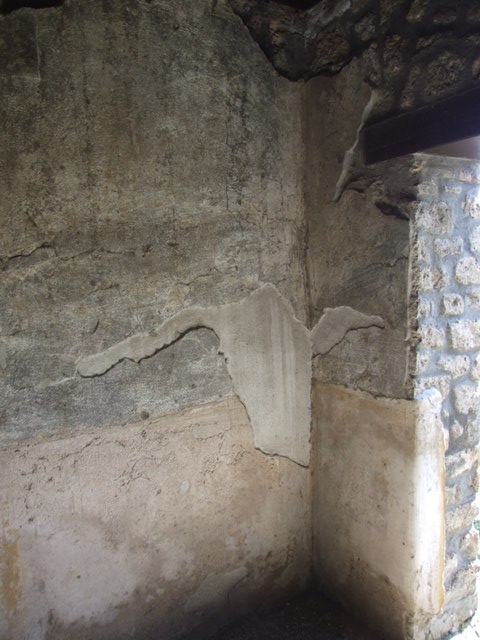 I.13.16 Pompeii.  March 2009.  South west corner of room on north side of entrance.