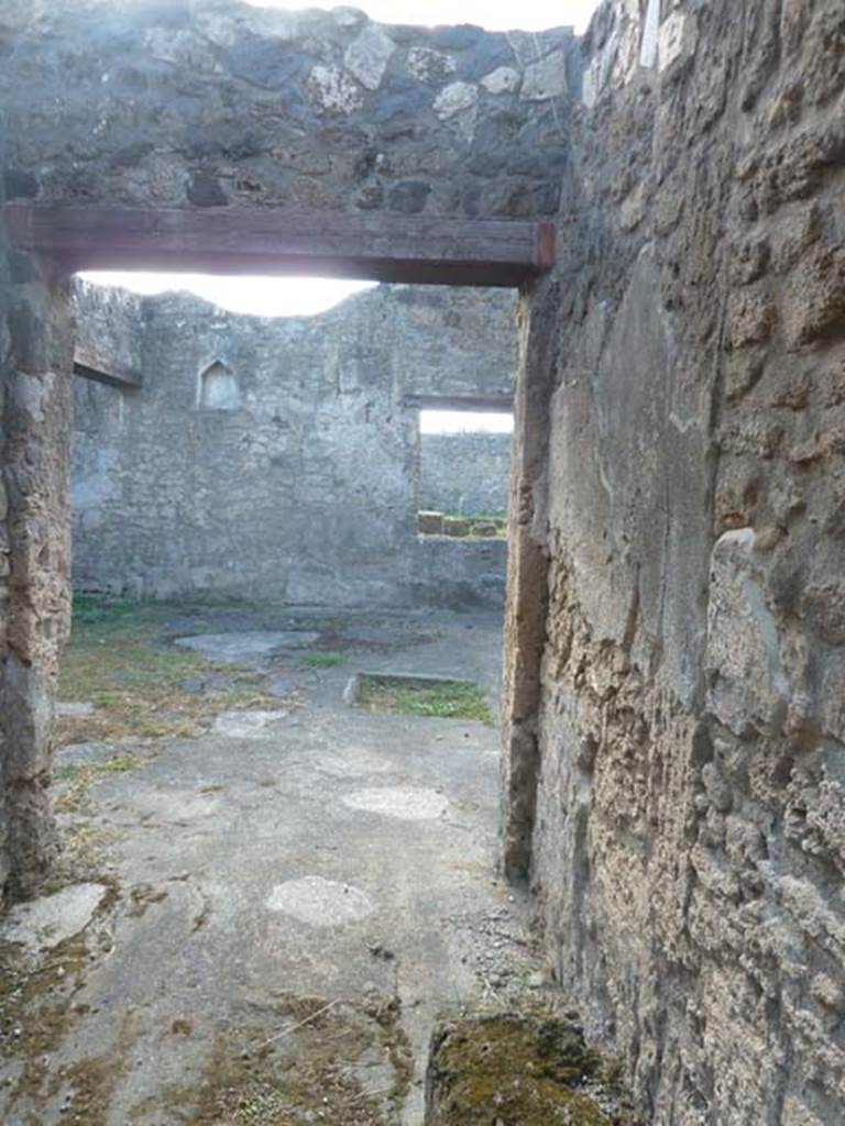 I.14.2 Pompeii. September 2015. Looking west from entrance corridor to atrium, and through window into garden area.