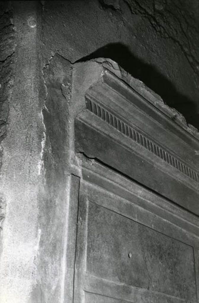 I.15.1 Pompeii. 1980.  House, cubiculum right W of fauces, entrance S wall, details.  
Photo courtesy of Anne Laidlaw.
American Academy in Rome, Photographic Archive. Laidlaw collection _P_80_3_9.
