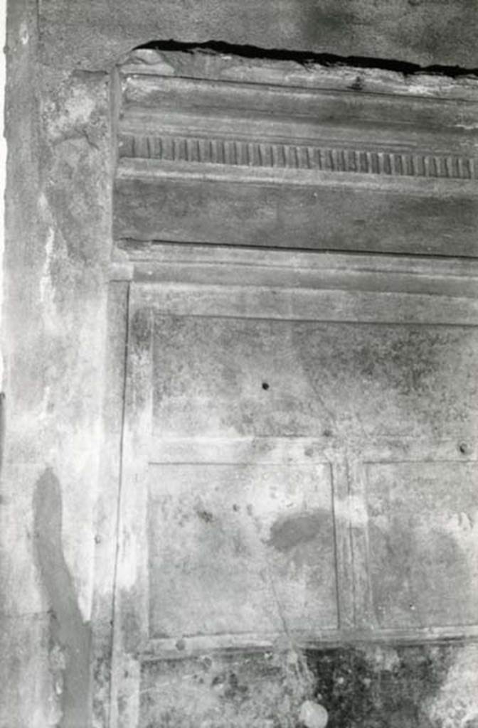I.15.1 Pompeii. 1980. House, cubiculum right W of fauces, entrance S wall, details.  
Photo courtesy of Anne Laidlaw.
American Academy in Rome, Photographic Archive. Laidlaw collection _P_80_3_11.
