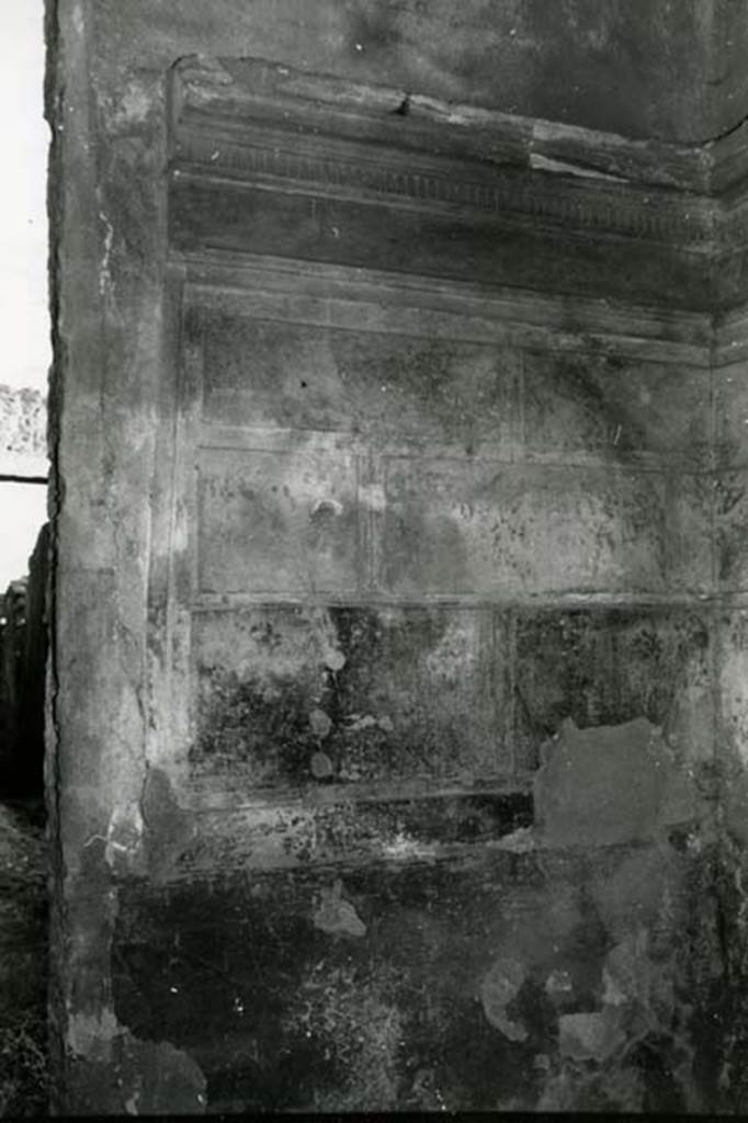 I.15.1 Pompeii. 1975.  House, room right of fauces, entrance S wall.  Photo courtesy of Anne Laidlaw.
American Academy in Rome, Photographic Archive. Laidlaw collection _P_75_3_35.
