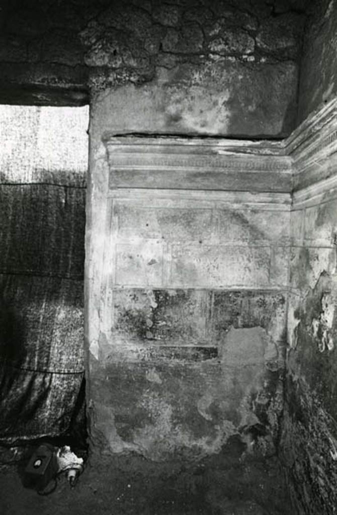 I.15.1 Pompeii. 1972. House, room right of fauces, entrance S wall.  Photo courtesy of Anne Laidlaw.
American Academy in Rome, Photographic Archive. Laidlaw collection _P_72_18_14.
