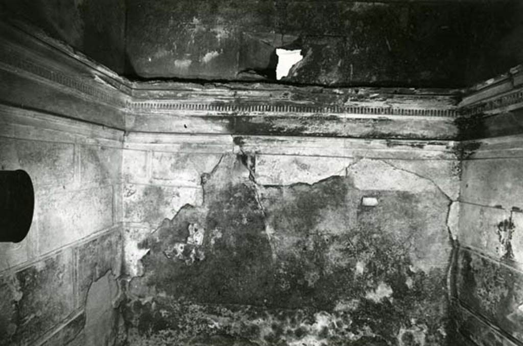 I.15.1 Pompeii. 1972. House, room right of fauces, W wall.  
Photo courtesy of American Academy in Rome, Photographic Archive. Laidlaw collection _P_72_18_8.
