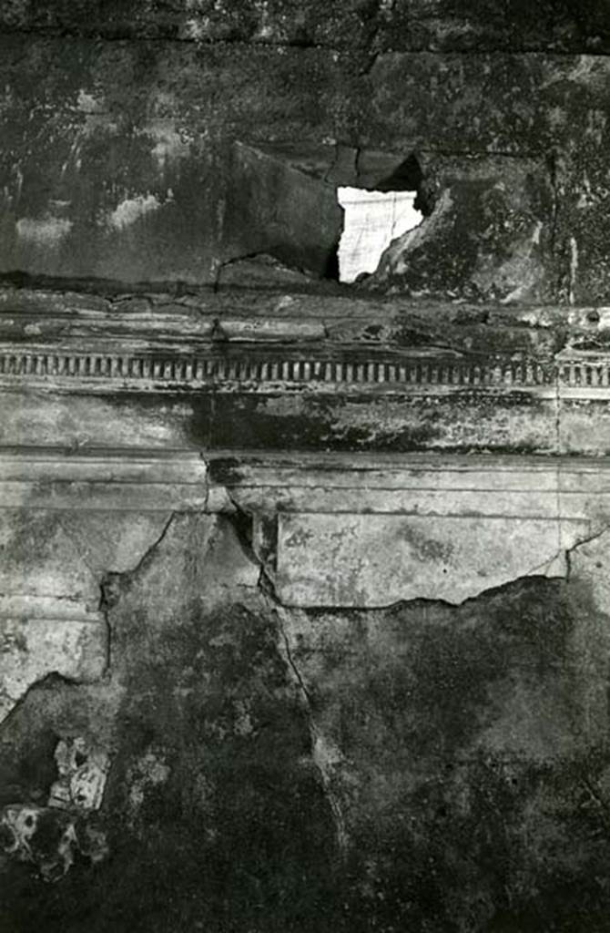 I.15.1 Pompeii. 1972.  House, room right of fauces, W wall. Photo courtesy of Anne Laidlaw.
American Academy in Rome, Photographic Archive. Laidlaw collection _P_72_18_11.
