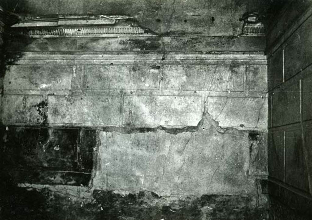 I.15.1 Pompeii. 1966. House, room right W of fauces, N wall.  Photo courtesy of Anne Laidlaw.
American Academy in Rome, Photographic Archive. Laidlaw collection _P_66_3_32.
