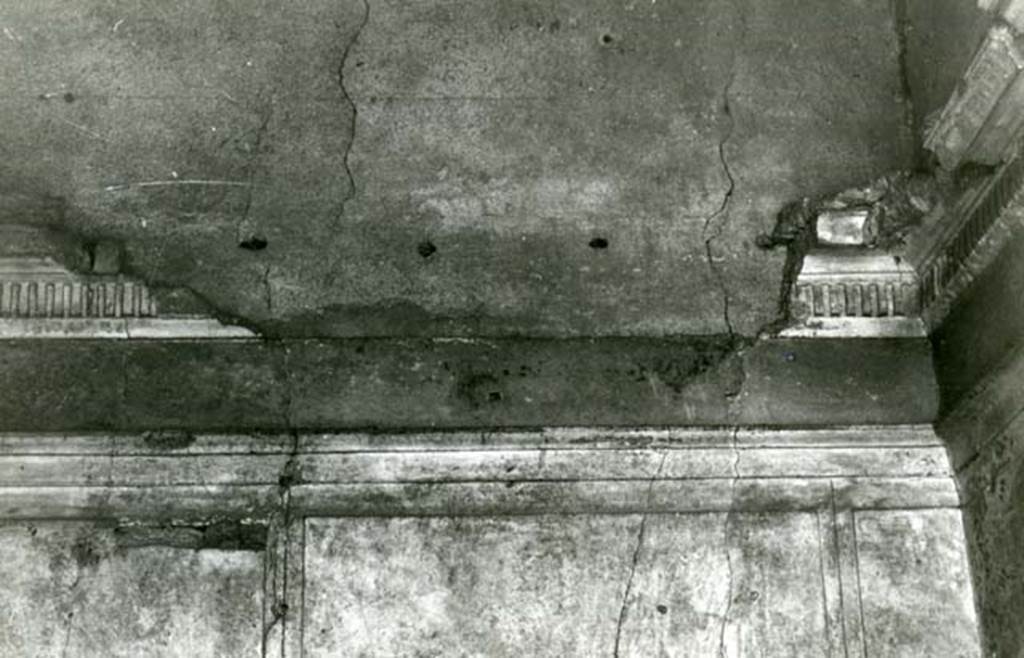 I.15.1 Pompeii. 1981. House, cubiculum 3, N wall in NE corner, detail of moulding.  
Photo courtesy of Anne Laidlaw.
American Academy in Rome, Photographic Archive. Laidlaw collection _P_81_2_15.
