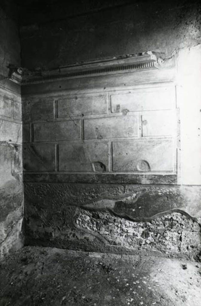 I.15.1 Pompeii. 1980. House, cubiculum right W of fauces, right E wall.  Photo courtesy of Anne Laidlaw.
American Academy in Rome, Photographic Archive. Laidlaw collection _P_80_3_7.

