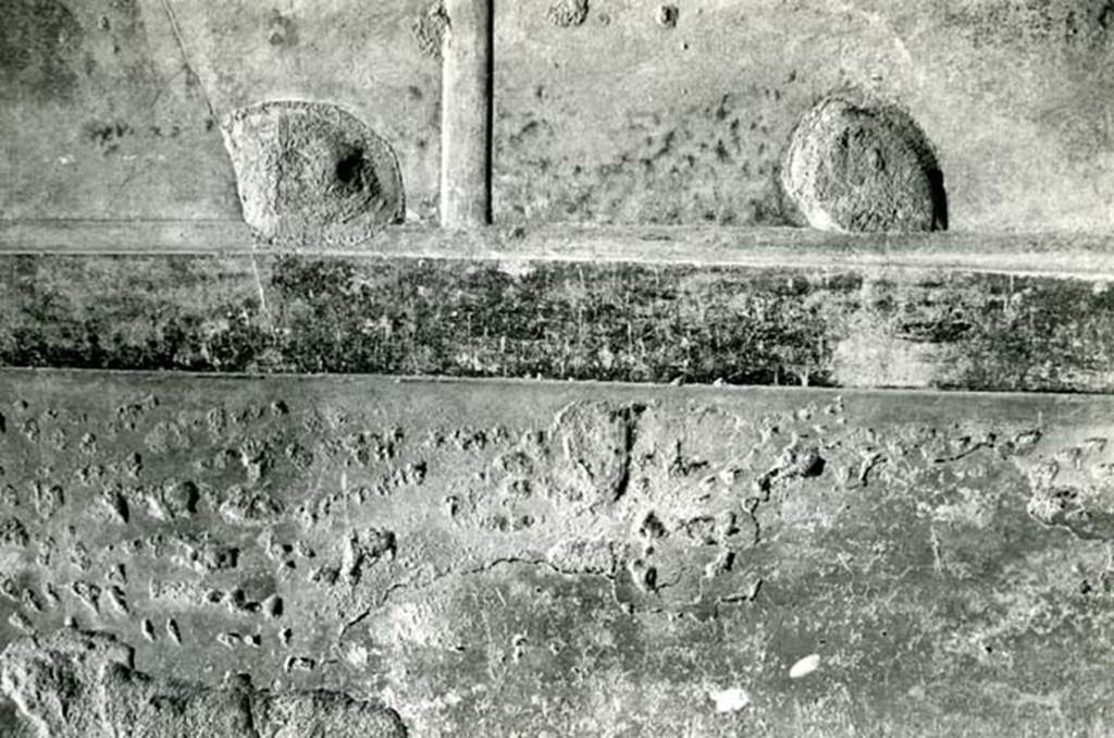I.15.1 Pompeii. 1972. House, room right of fauces, right E wall, details of yellow zoccolo prepared for the adhesion of a second layer of yellow plaster.  Photo courtesy of Anne Laidlaw.
American Academy in Rome, Photographic Archive. Laidlaw collection _P_72_18_26.


