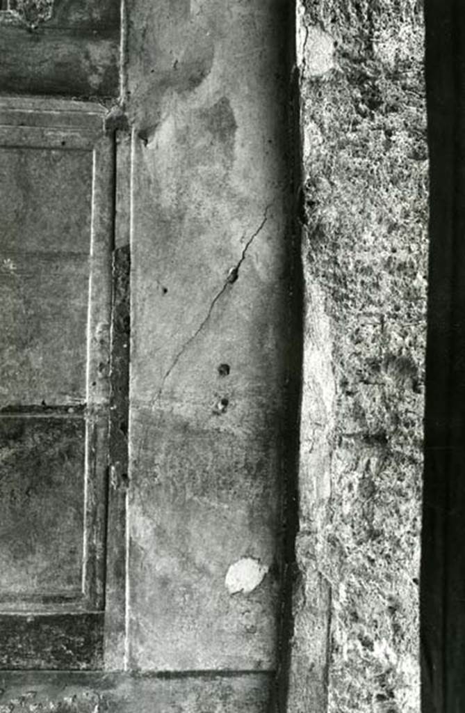 I.15.1 Pompeii. 1972. House, room right of fauces, right E wall at south end, details.  
Photo courtesy of Anne Laidlaw.
American Academy in Rome, Photographic Archive. Laidlaw collection _P_72_18_27.
