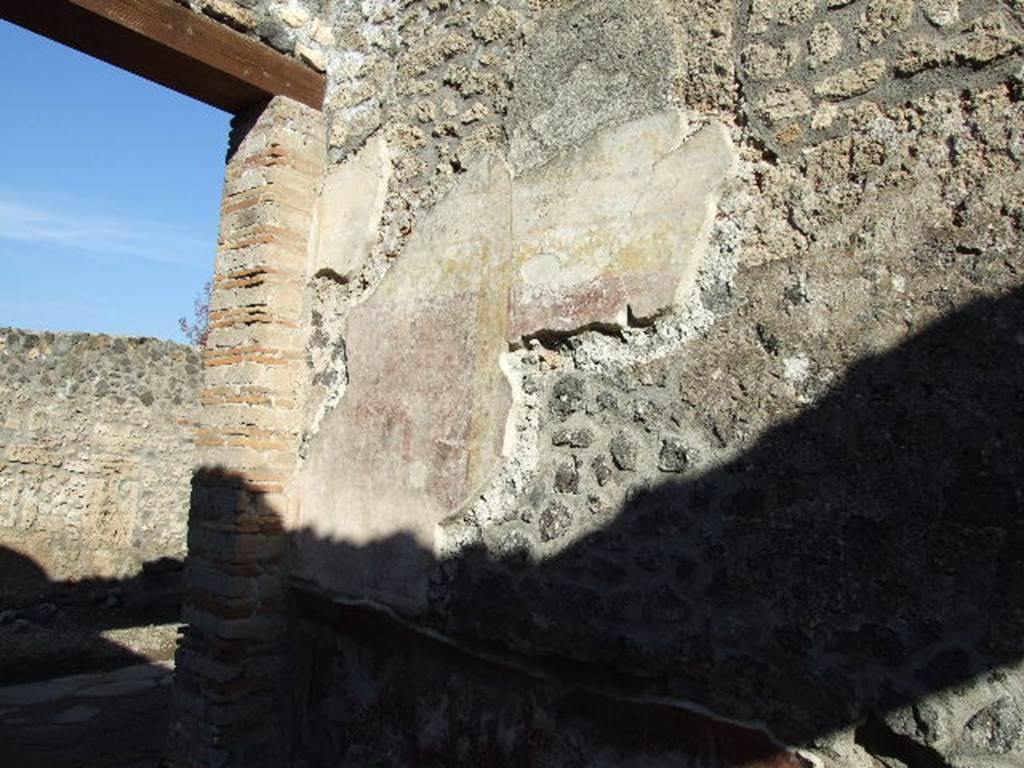 I.16.1a Pompeii. December 2006. Remains of painted plaster on east wall.