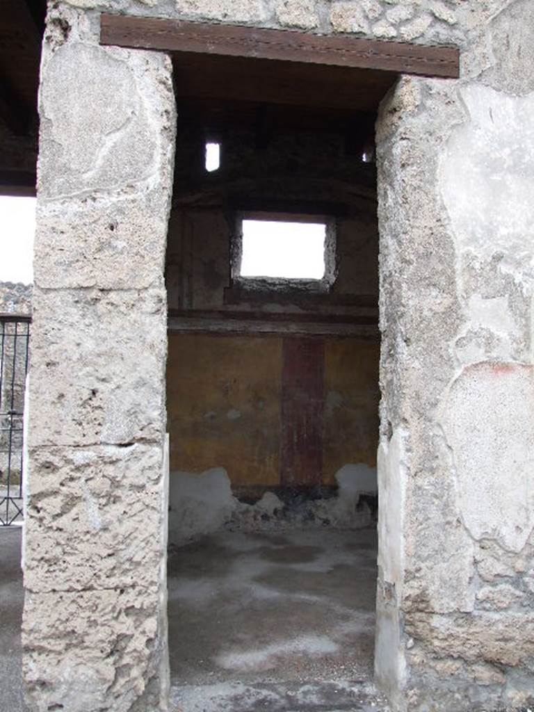 I.16.4 Pompeii. December 2006. Doorway to cubiculum on east side of entrance.  