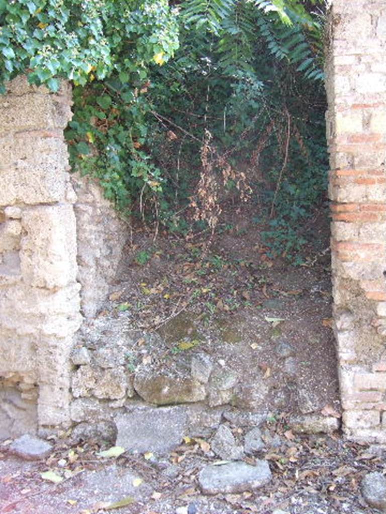 I.19.4 Pompeii. September 2005. Entrance doorway, looking south.
According to Della Corte, an electoral recommendation written to the left of the entrance doorway, proved that a certain Earinus lived here. [CIL IV 7387]
Another recommendation found here mentioned a new interesting facetious group of electors, written to discredit the unknown candidate.
Unfortunately, only the second line of it was readable. Drapetae omnes (rogant) 
The translation of the Drapetae would have been the fugitive or runaway slaves!  [CIL IV 7389]
See Della Corte, M., 1965.  Case ed Abitanti di Pompei. Napoli: Fausto Fiorentino. (p.306)

