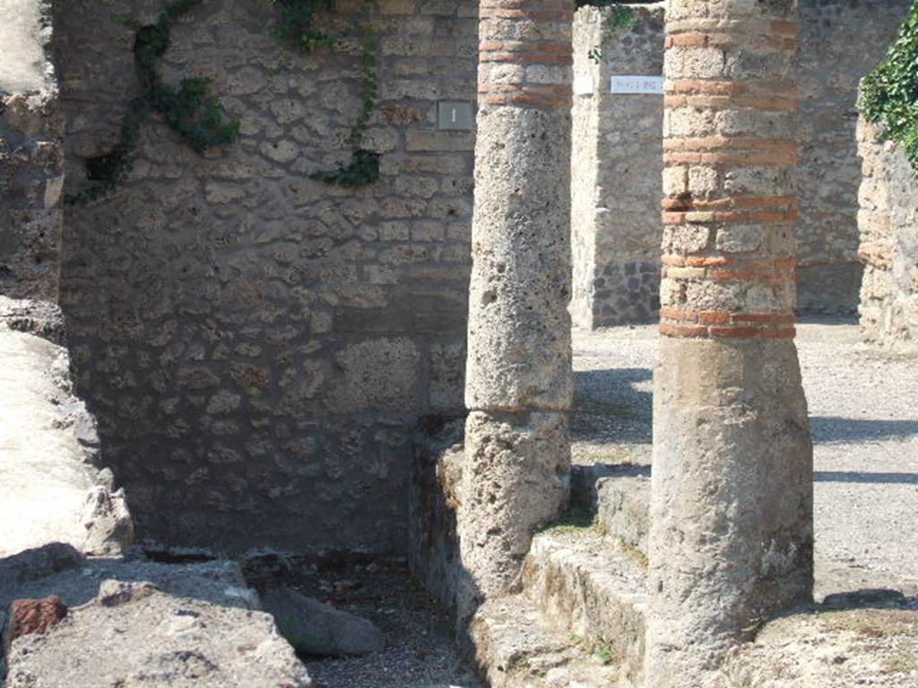 I.21.1 Pompeii. September 2005. Columns on Via della Palestra.