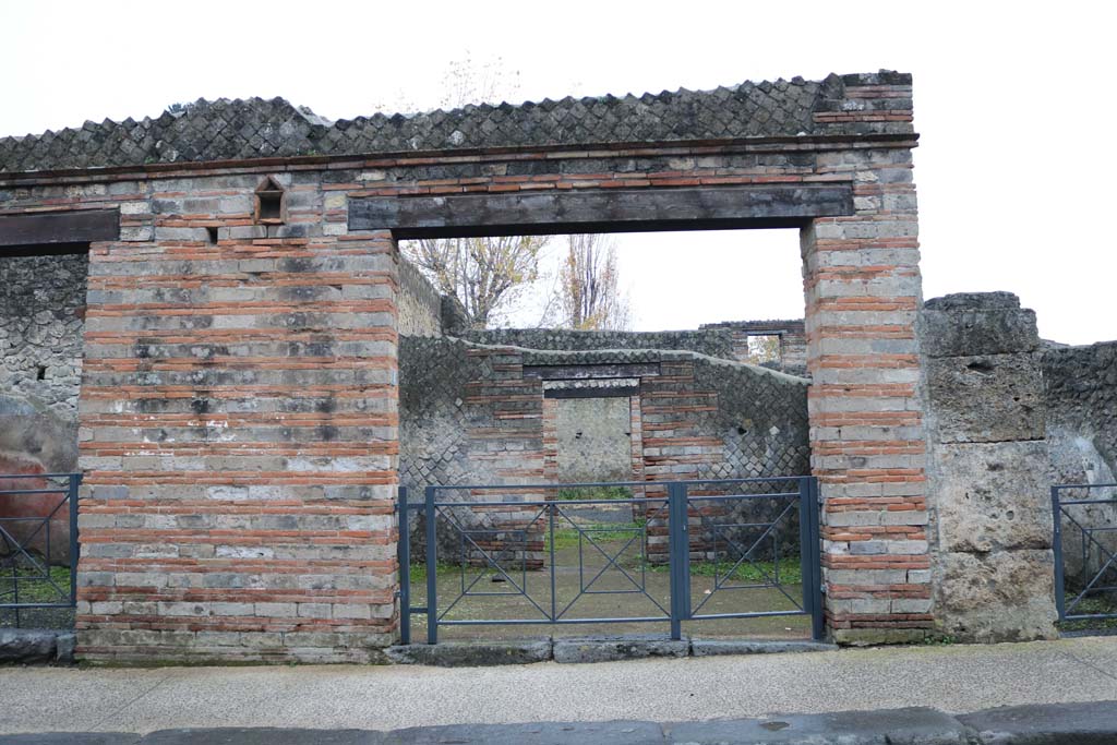 II.1.4 Pompeii. December 2018. Entrance doorway on south side of Via dellAbbondanza. Photo courtesy of Aude Durand.
