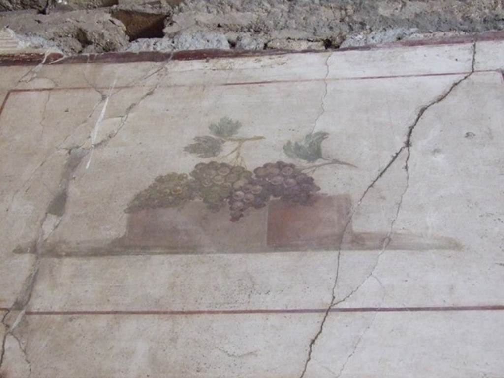 II.1.12 Pompeii. March 2009. Upper north wall of triclinium with wall painting of bunches of grapes.