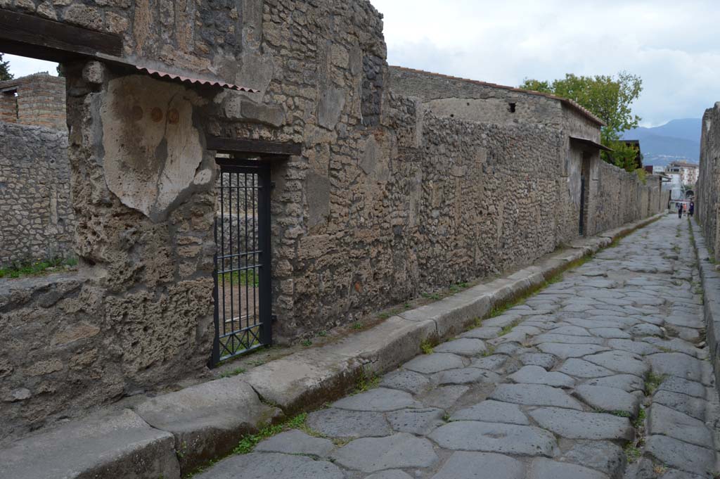 II.1.13, Pompeii. October 2017. Looking towards entrance doorway on east side of Via di Nocera.
Foto Taylor Lauritsen, ERC Grant 681269 DCOR.

