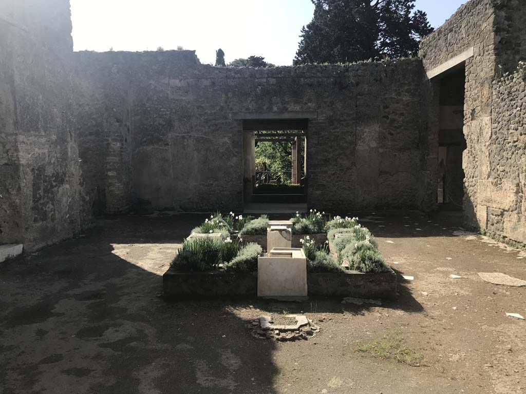 II.2.2 Pompeii. April 2019. Looking south across atrium 2, from entrance corridor 1.
Photo courtesy of Rick Bauer.
