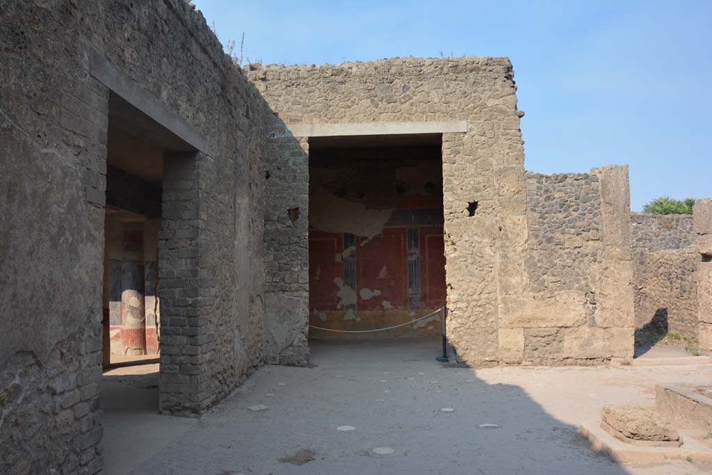 II.2.2 Pompeii. July 2017. Looking west across atrium 2, towards doorway to room “b”, west ala.
Foto Annette Haug, ERC Grant 681269 DÉCOR.
