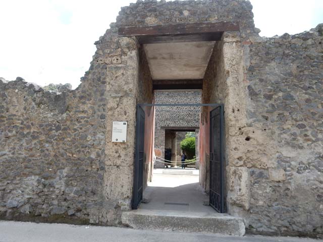 II.3.3 Pompeii.  December 2004.  Entrance. 