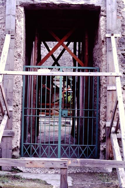 II.3.3 Pompeii.  March 2009.  Room 2.  Atrium.  Impluvium.  Looking south.