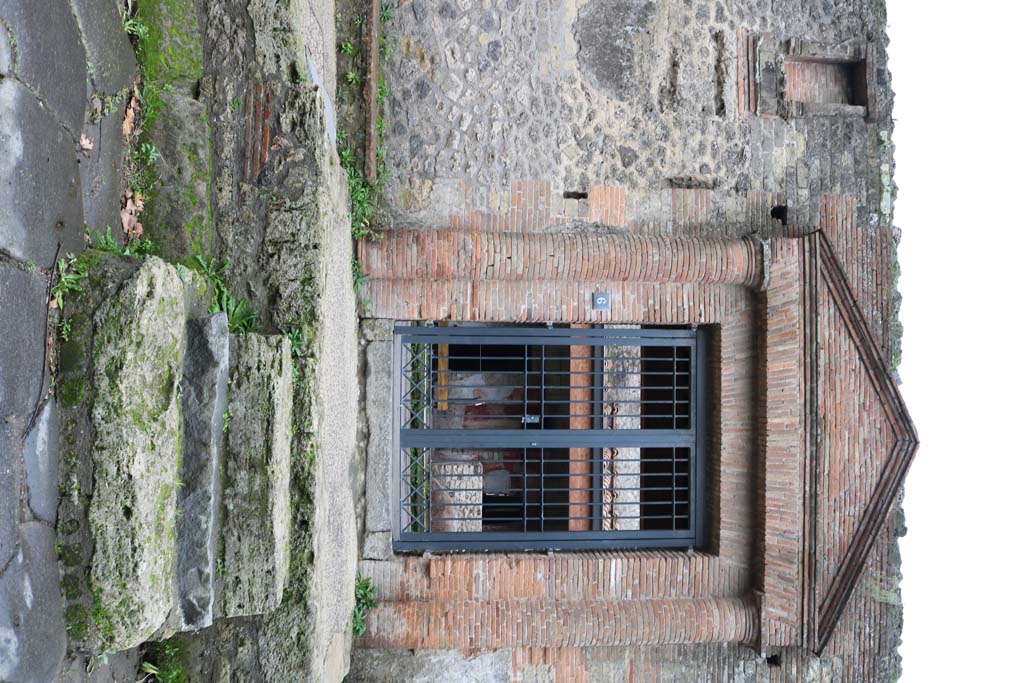 II.4.6 Pompeii. December 2018. 
Niche/recess on upper front façade on left of entrance doorway. Photo courtesy of Aude Durand.

