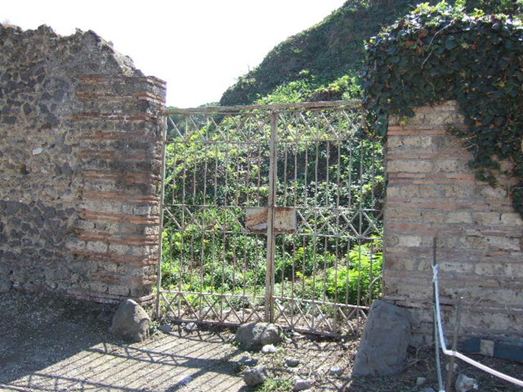 II.5.3 Pompeii.  September 2005.  Entrance on Via dellAbbondanza.