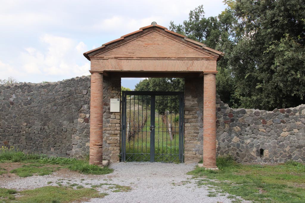II.5.5 Pompeii. October 2022. Entrance doorway on Via di Castricio. Photo courtesy of Klaus Heese