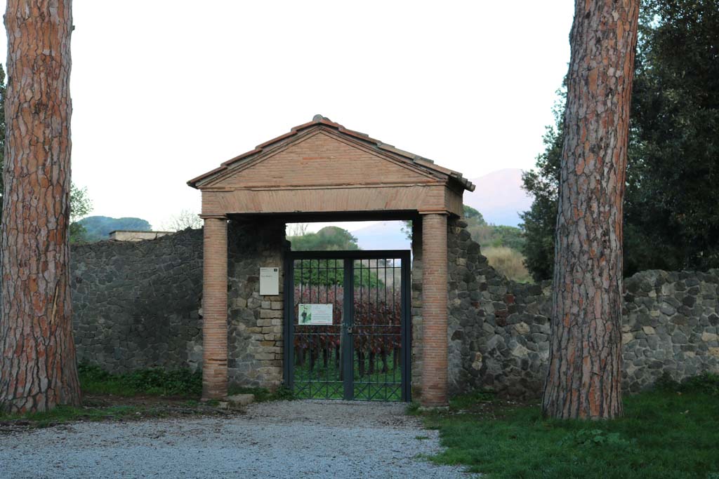 II.5.5 Pompeii. December 2018. Entrance doorway on Via di Castricio. Photo courtesy of Aude Durand.