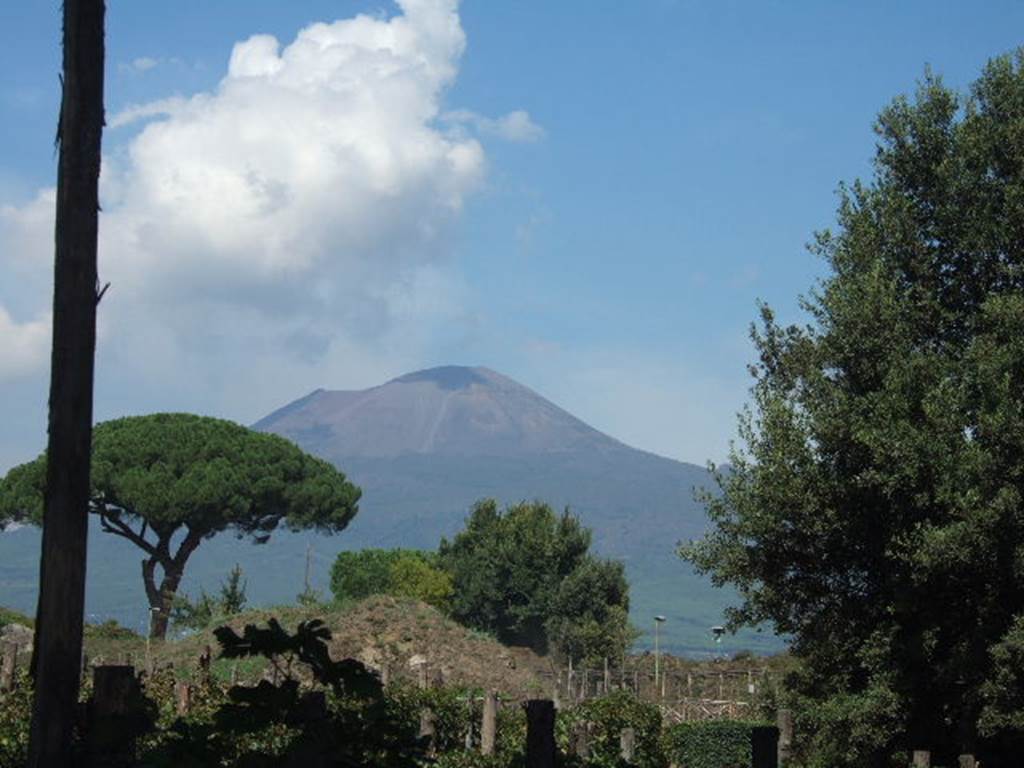 II.5.5 Pompeii.  September 2005.  Vesuvius from II.5.5