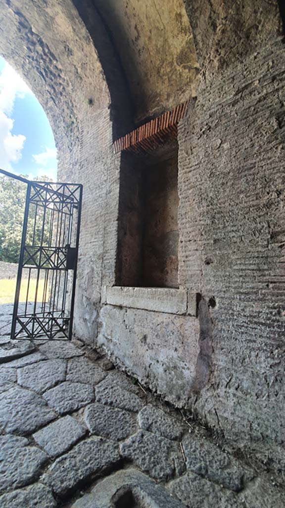 II.6 Pompeii. July 2021. Looking towards rectangular niche on east side of corridor.
Foto Annette Haug, ERC Grant 681269 DÉCOR.
