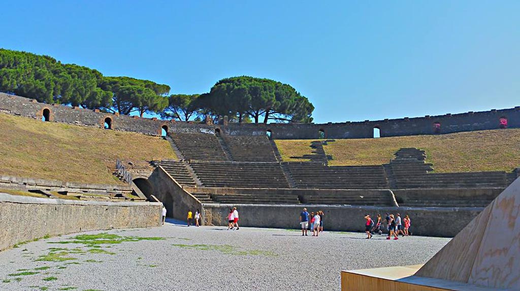 II.6 Pompeii. 2015/2016. Looking towards north end, with “temporary pyramid”, on right. Photo courtesy of Giuseppe Ciaramella.