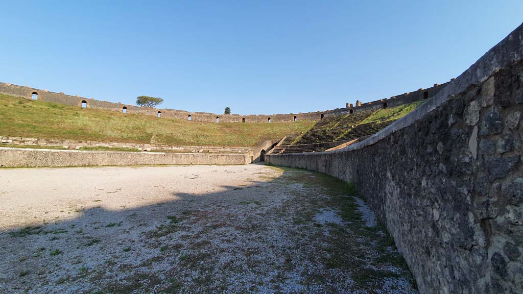 II.6 Pompeii. July 2021. Looking north along east side of arena.
Foto Annette Haug, ERC Grant 681269 DÉCOR.

