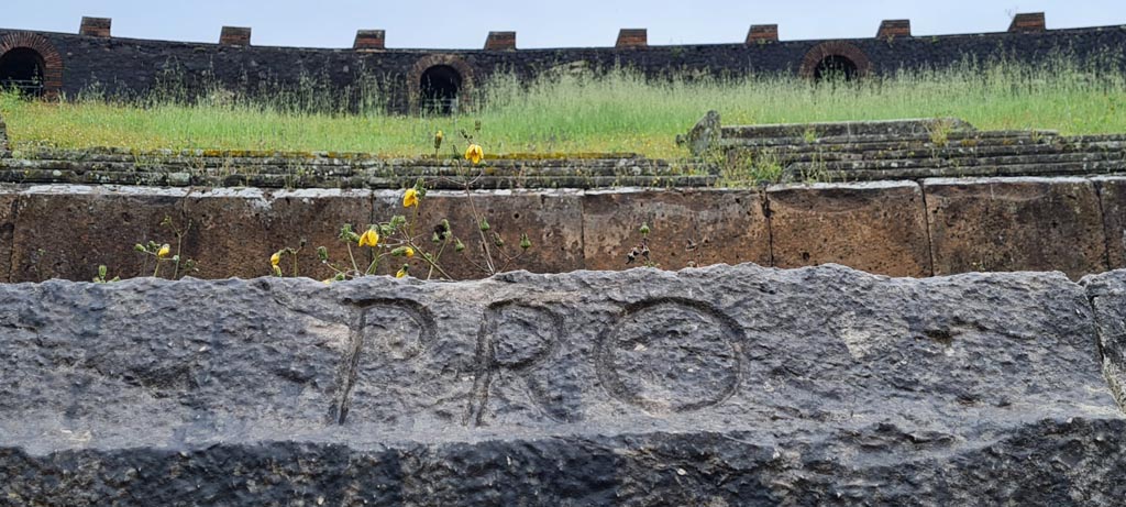 II.6 Pompeii. April 2022. Inscription carved on rim of inner wall of the arena of the amphitheatre -
Inscription PRO, part of CIL X 854.
Photo courtesy of Giuseppe Ciaramella.
