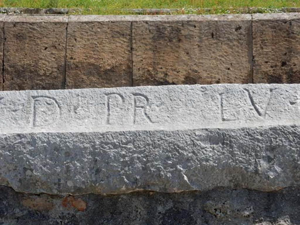 II.6 Pompeii. May 2016. Inscription carved on rim of inner wall of the arena of the Amphitheatre.
Inscription D PR LV, part of CIL X 855. Photo courtesy of Buzz Ferebee.
