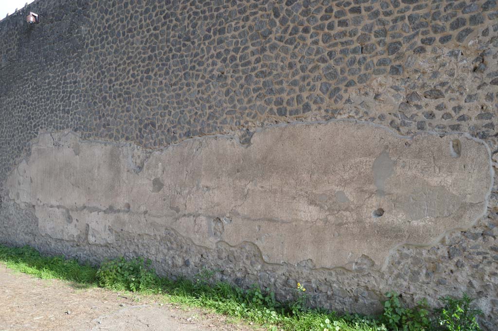 II.7.7 Pompeii. Palaestra. March 2019. Looking east along exterior north wall on south side of Via di Castricio, site of graffiti.
Foto Taylor Lauritsen, ERC Grant 681269 DCOR.
