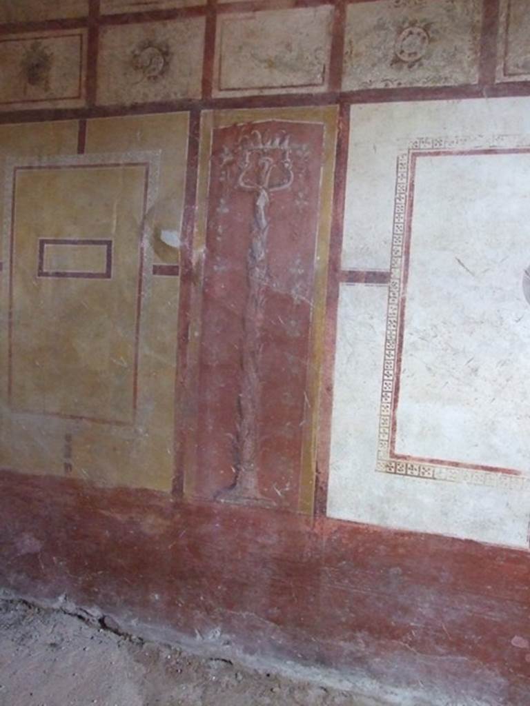 III.4.b Pompeii. March 2009. Room 5, painted candelabra at west end of central panel on north wall of triclinium