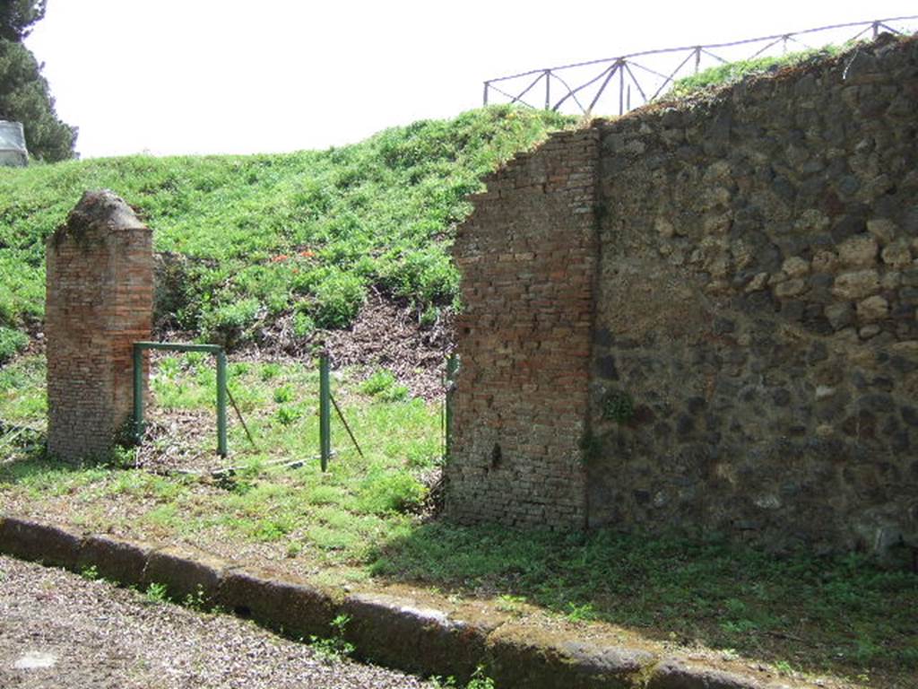 III.11.5 Pompeii. May 2006.  Entrance to caupona.