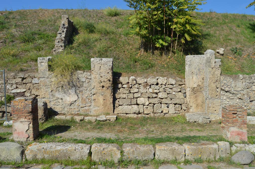 IV.2.a, Pompeii. October 2017. Looking north towards upper side wall in unexcavated roadway, centre left.
Foto Taylor Lauritsen, ERC Grant 681269 DCOR.


