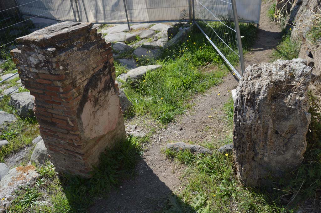 IV.2.a, Pompeii. October 2017. 
West end of pillared portico on Via di Nola, looking towards north side of plastered painted pilaster, on left.
Foto Taylor Lauritsen, ERC Grant 681269 DCOR.
