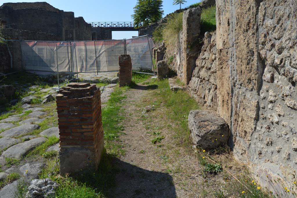 IV.2.a, Pompeii. October 2017. Looking west from under site of pillared portico, from east end.
Foto Taylor Lauritsen, ERC Grant 681269 DCOR.
