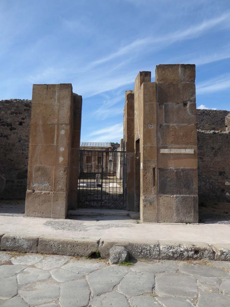 V.1.7 Pompeii. September 2017. Name plaque on east side of doorway.
Foto Annette Haug, ERC Grant 681269 DÉCOR.
