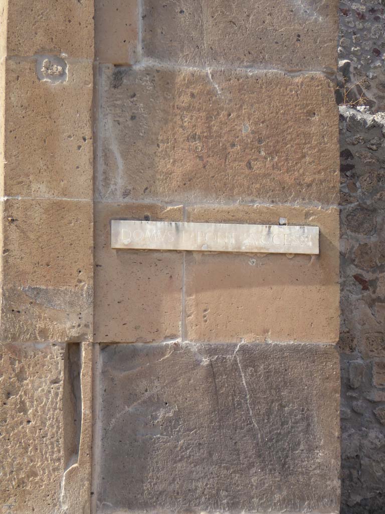 V.1.7 Pompeii. January 2017. Name plaque on west side of doorway.
Foto Annette Haug, ERC Grant 681269 DÉCOR.
