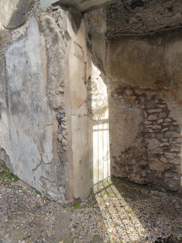 V.1.7 Pompeii. September 2017. 
Looking towards east side of entrance doorway at small doorway, in use when the main doorway was closed.
Foto Annette Haug, ERC Grant 681269 DÉCOR.
