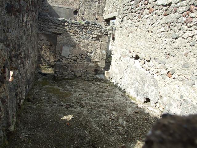 V.1.9 Pompeii.  December 2006. Side wall on west side of Vicolo di Cecilio Giocondo. V.2